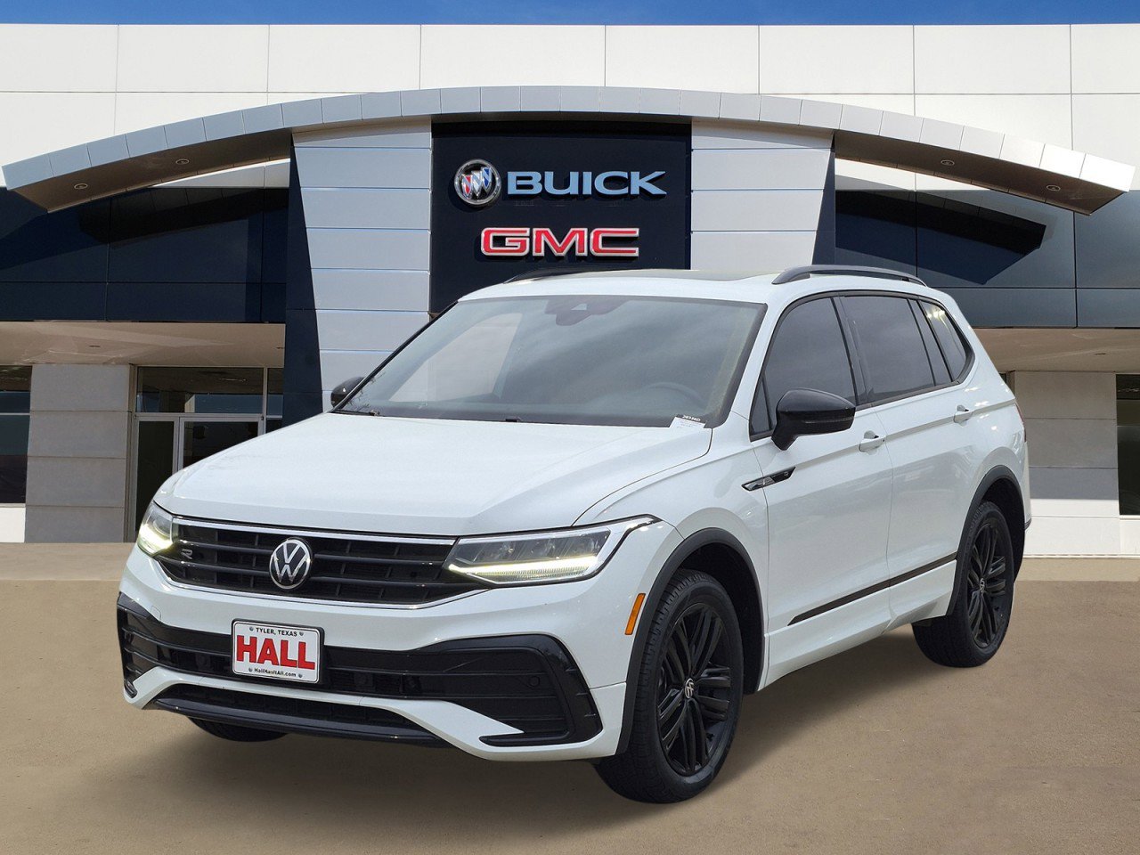 Used 2022 Volkswagen Tiguan SE R-Line image 3