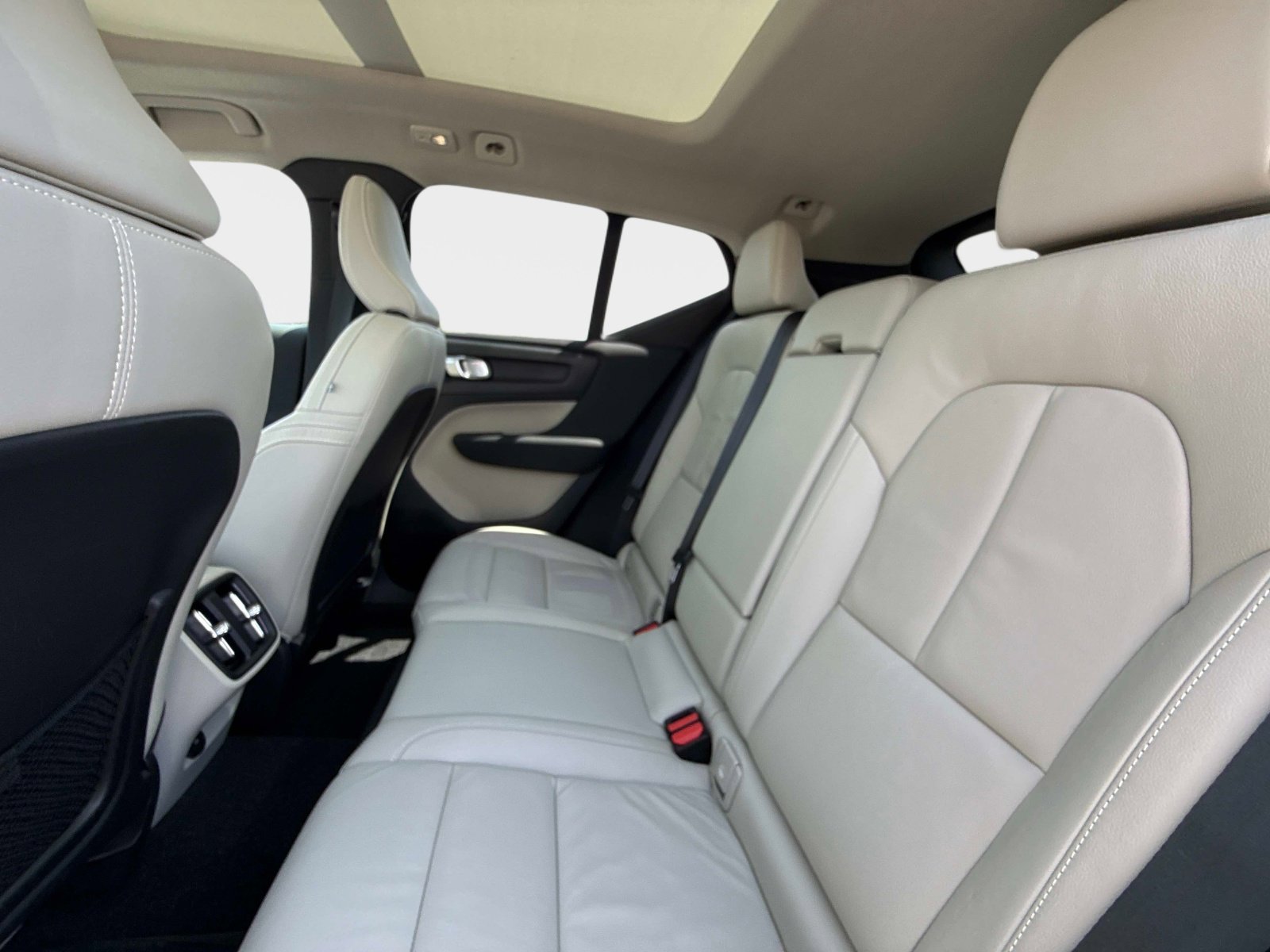 Used 2023 Volvo XC40 B4 Plus w/ Protection Package Premier FWD image 16