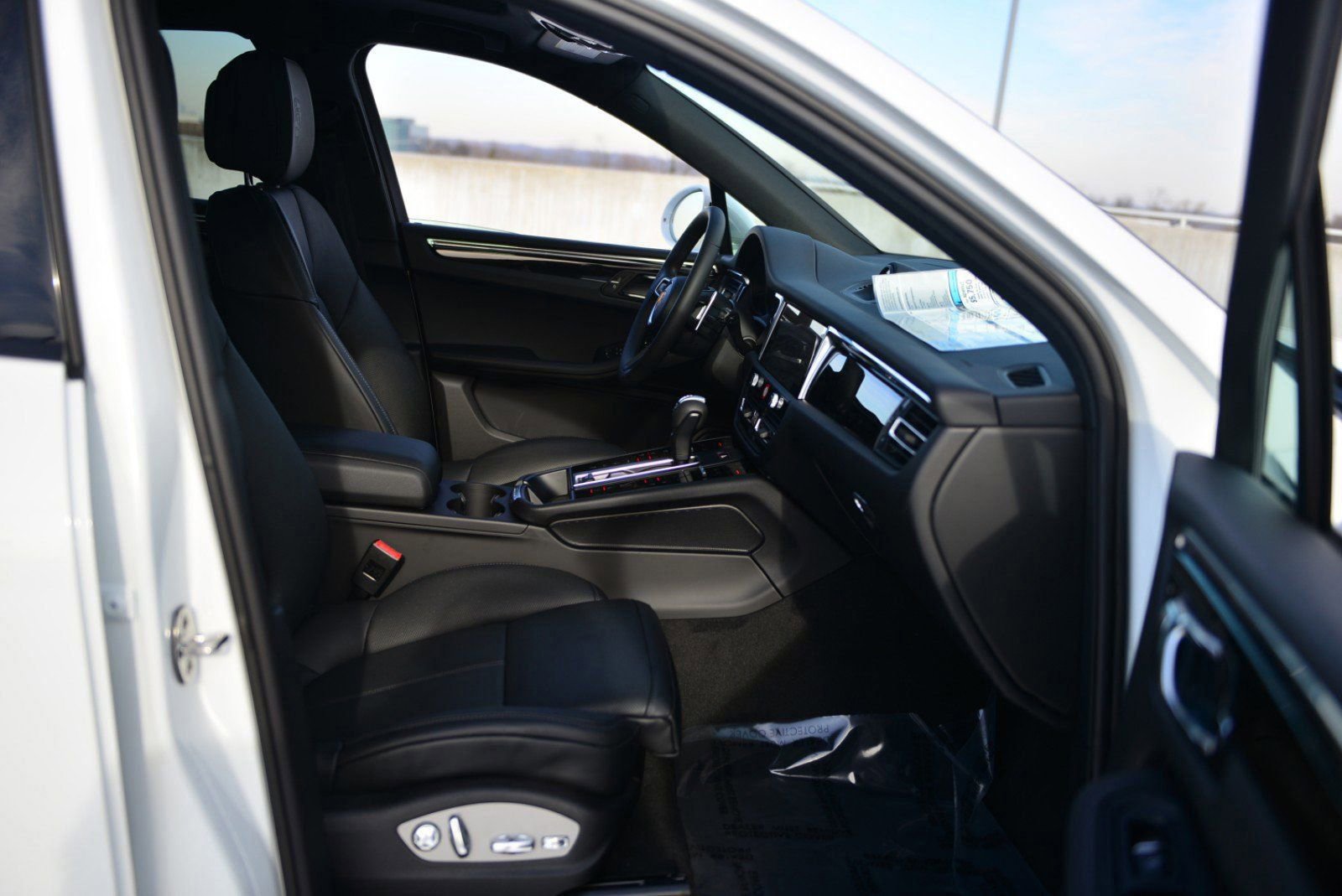 Used 2025 Porsche Macan image 21
