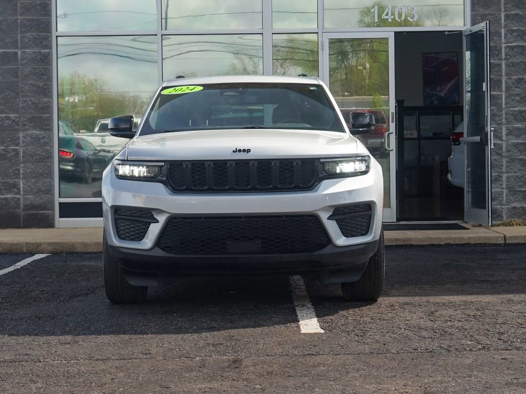Used 2024 Jeep Grand Cherokee Altitude AWD/4WD image 7