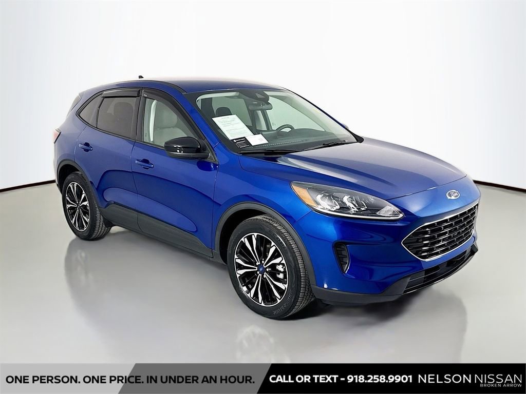 Used 2022 Ford Escape SE w/ SE Sport Appearance Package image 3