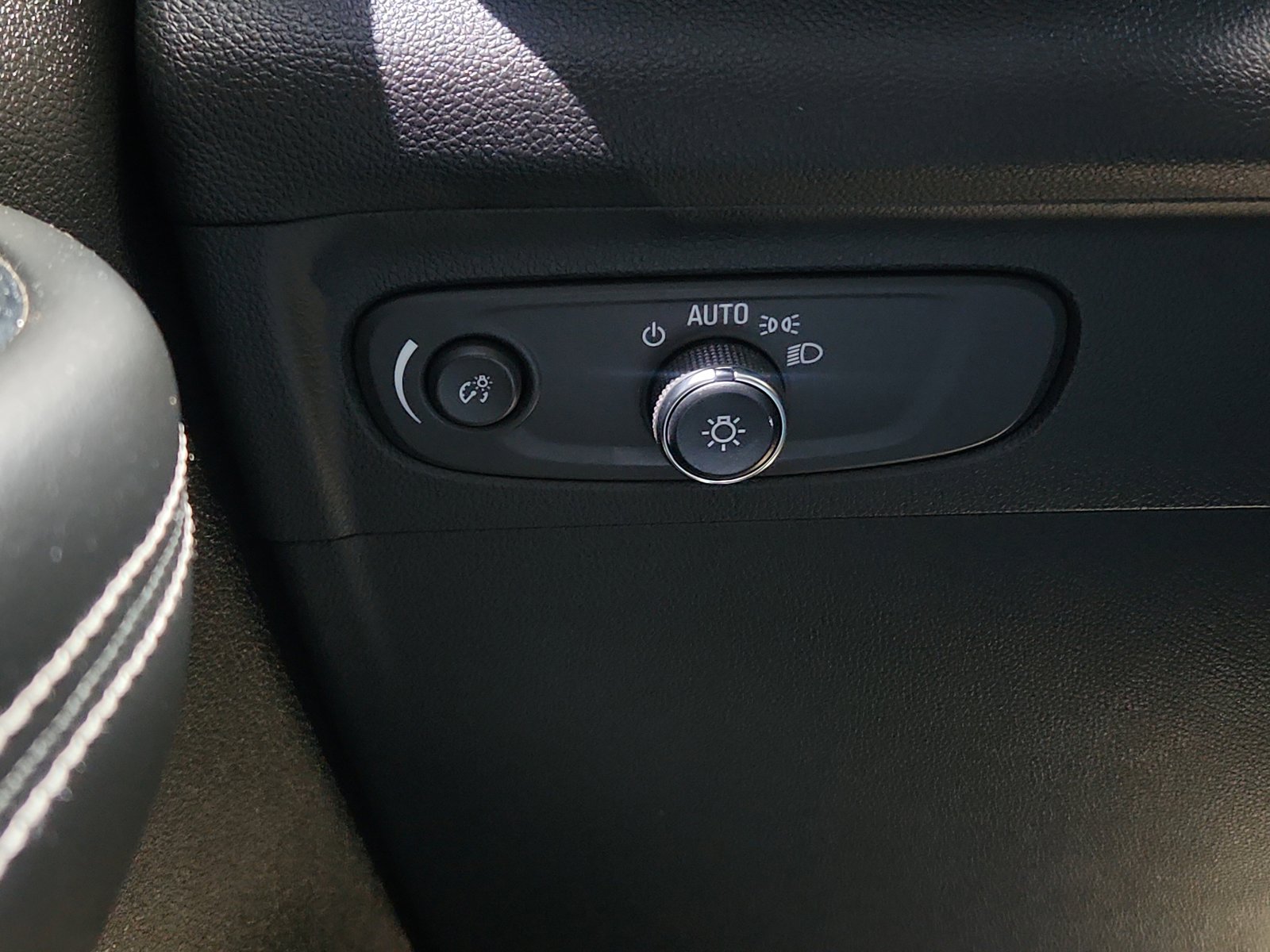 Used 2022 Buick Envision Essence w/ Sport Touring Package FWD image 17