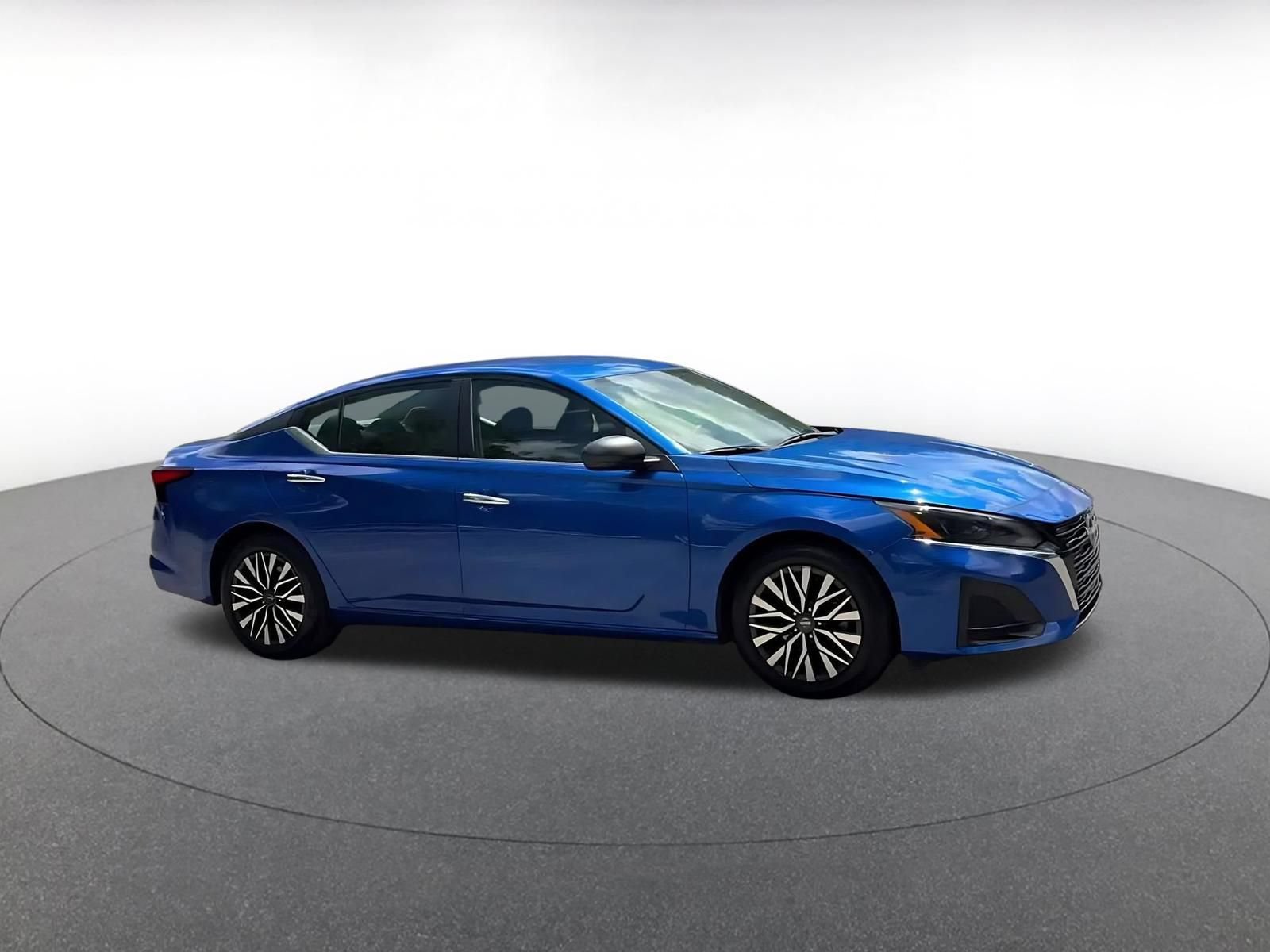Used 2025 Nissan Altima 2.5 SV FWD image 2