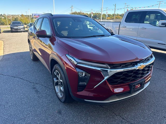 Used 2025 Chevrolet Trax LT w/ LT Convenience Package FWD image 3