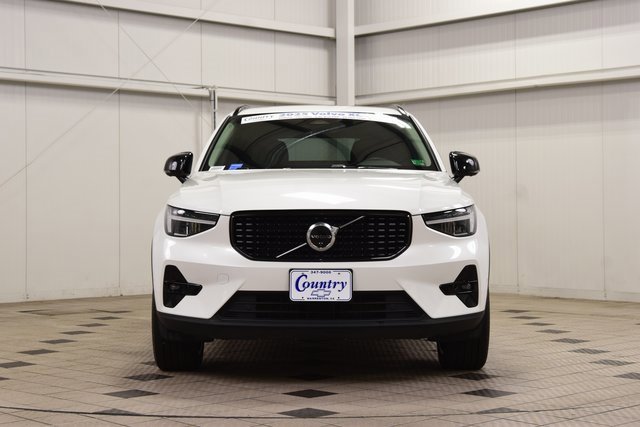 Used 2025 Volvo XC40 B5 Plus image 2