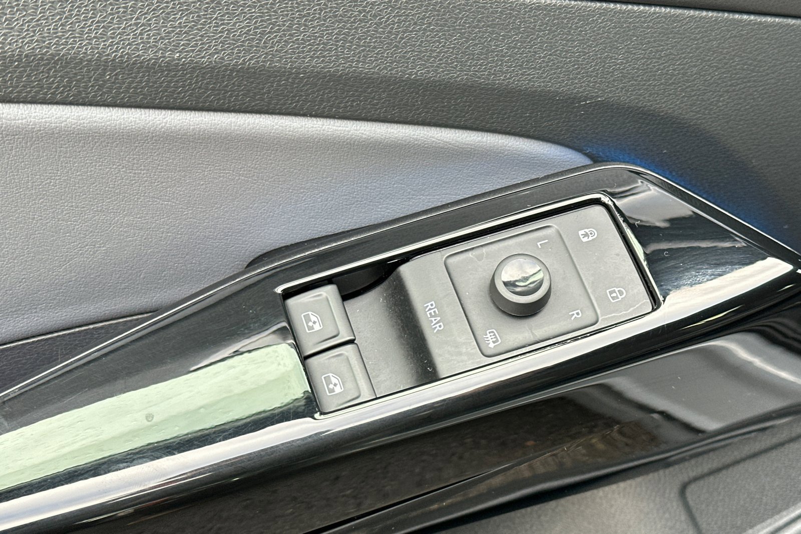 Used 2021 Volkswagen ID.4 Pro w/ ID.4 Protection Package (IPT) image 11