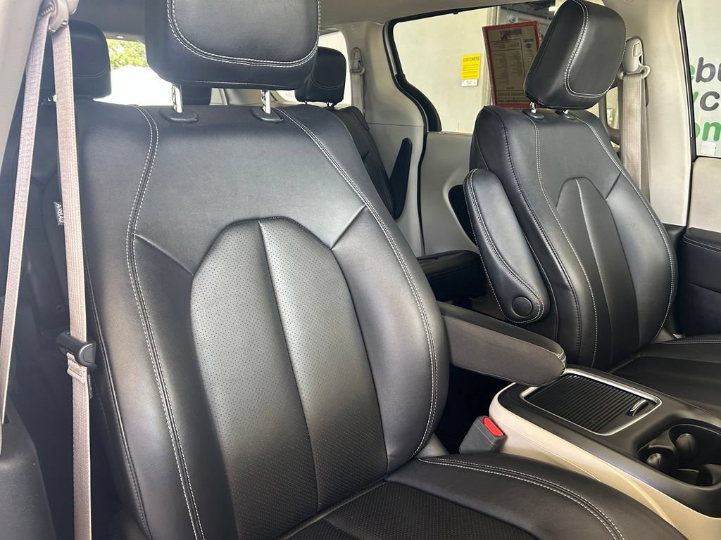 Used 2024 Chrysler Pacifica Touring-L FWD image 21