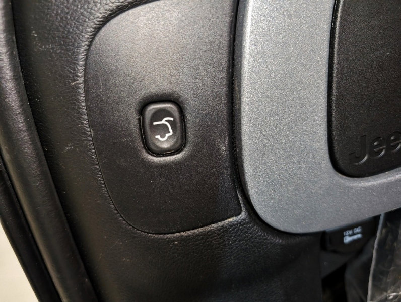 Used 2017 Jeep Cherokee Overland w/ Technology Group image 28