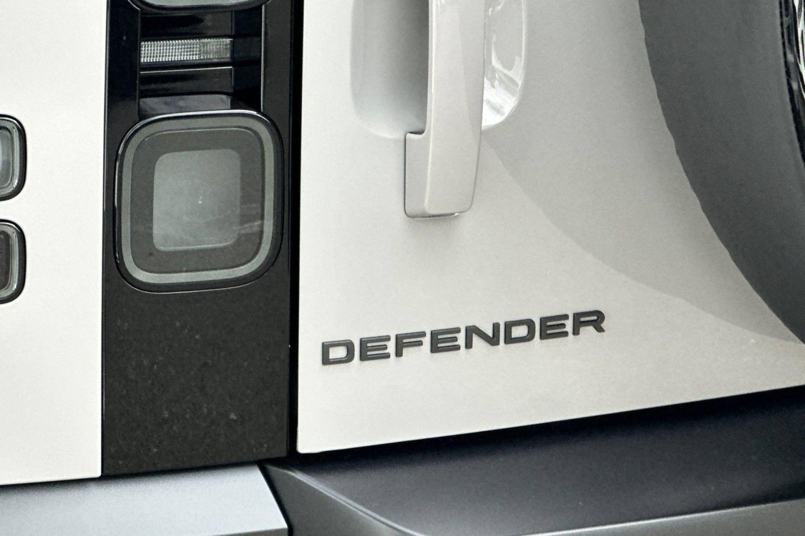 New 2026 Land Rover Defender 130 X-Dynamic SE AWD/4WD image 27