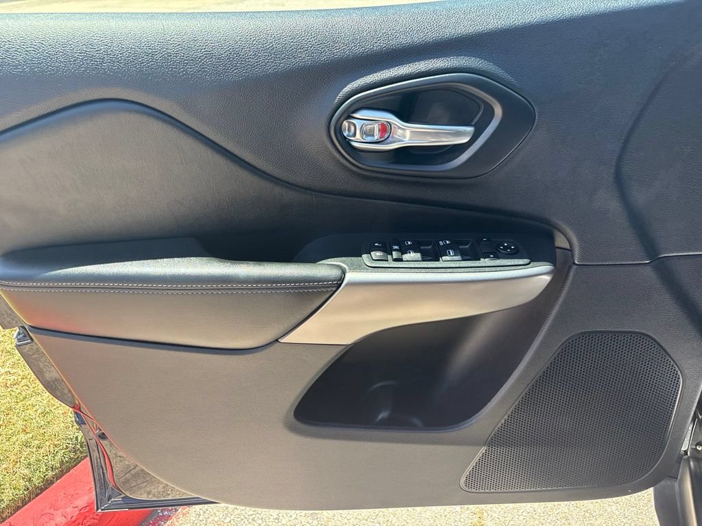 Used 2019 Jeep Cherokee Latitude w/ Popular Appearance Group FWD image 10