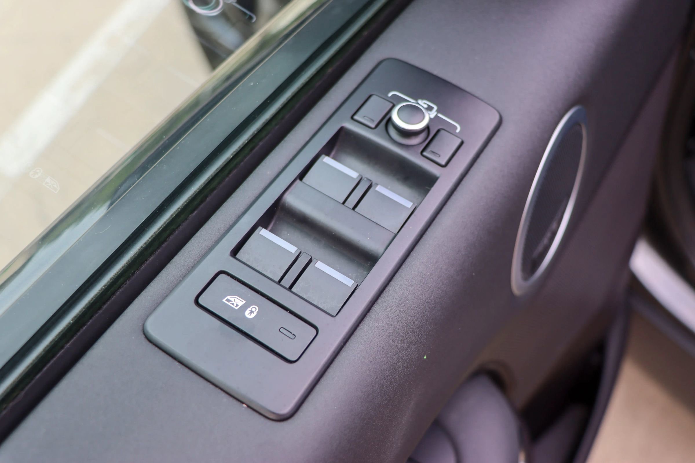 Used 2017 Land Rover Discovery HSE AWD/4WD image 14