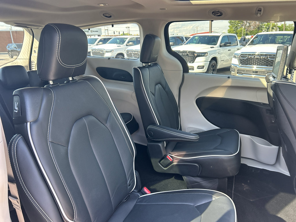 Used 2023 Chrysler Pacifica Limited w/ Uconnect Theater Family Group FWD image 15