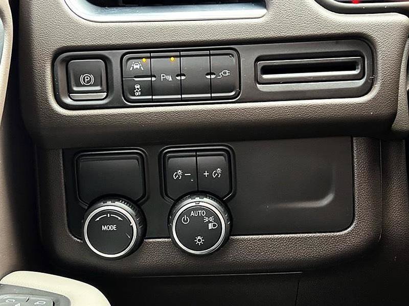 Used 2022 Chevrolet Suburban LT RWD image 28