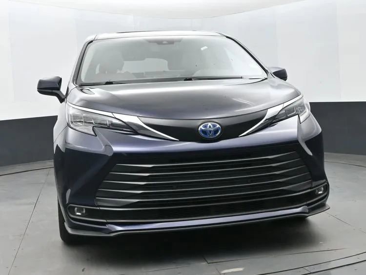 Used 2025 Toyota Sienna XLE image 3