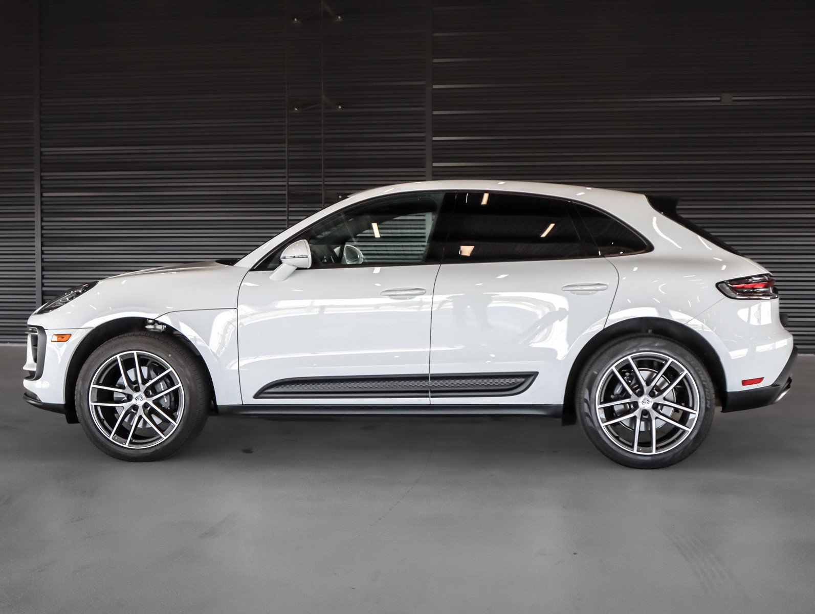 Used 2026 Porsche Macan AWD/4WD image 2