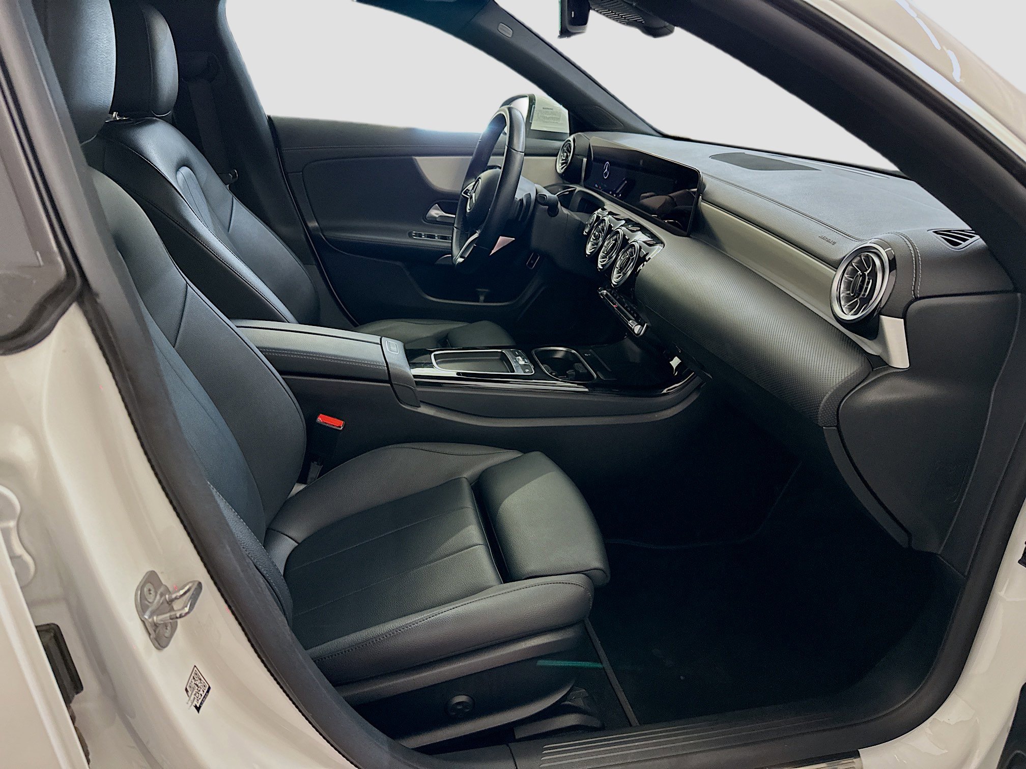 Used 2025 Mercedes-Benz CLA 250 4MATIC image 32