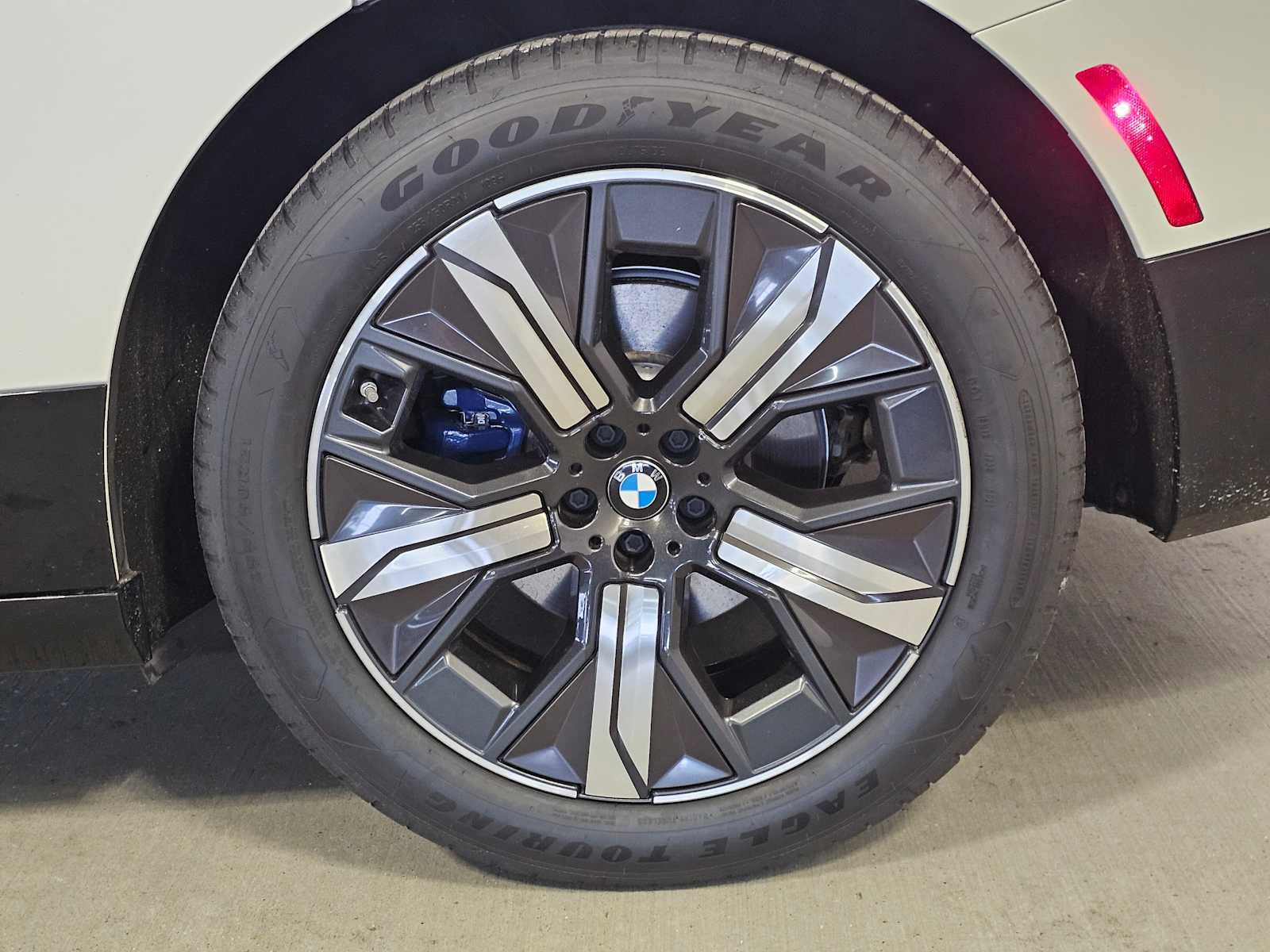 Used 2024 BMW iX xDrive50 w/ Premium Package image 8