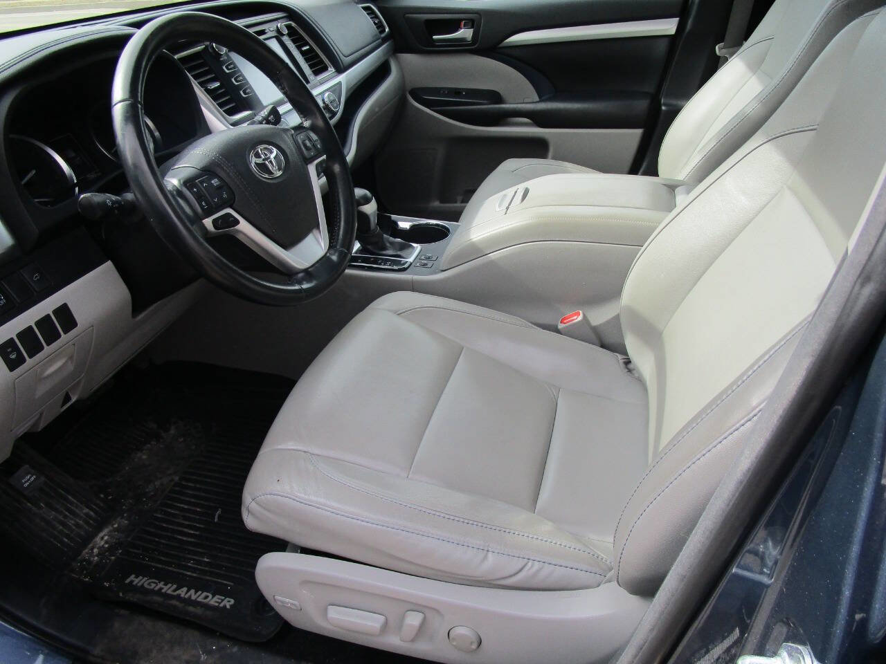 Used 2017 Toyota Highlander XLE w/ Protection Package #3 image 11