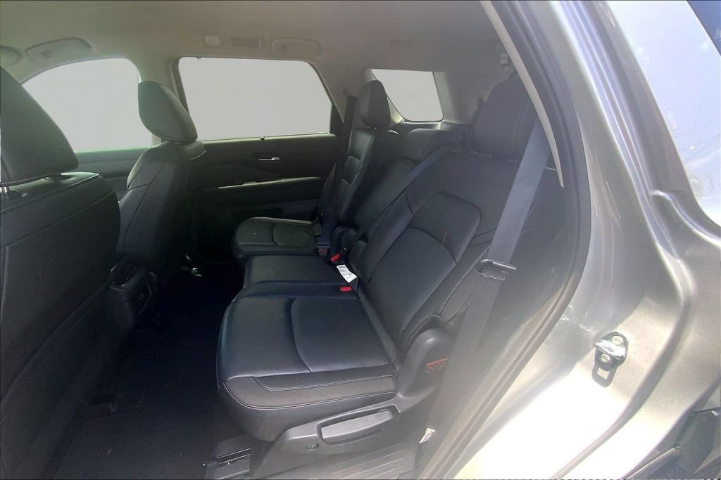 Used 2025 Nissan Pathfinder SL FWD image 16