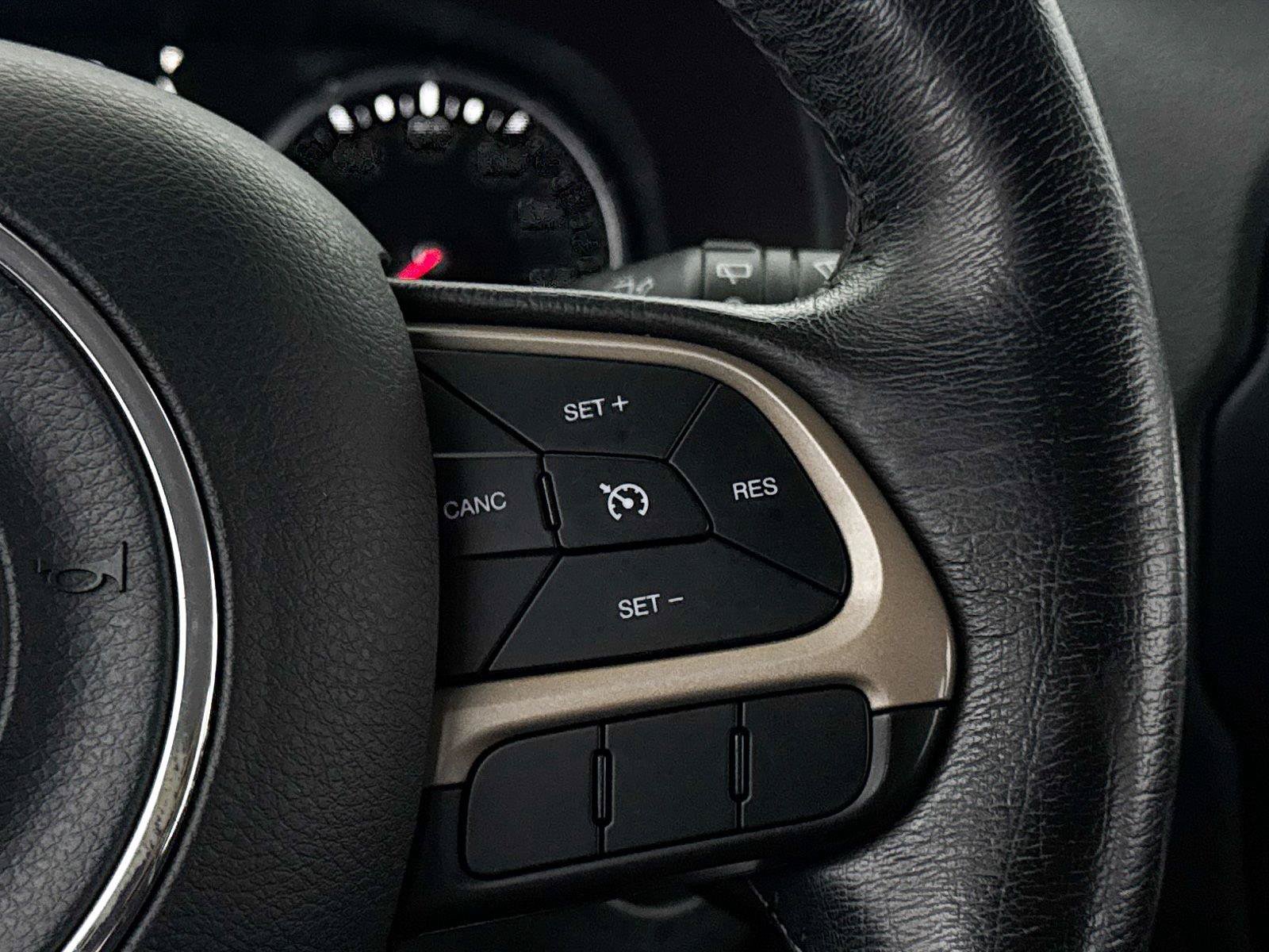 Used 2015 Jeep Renegade Latitude FWD image 30