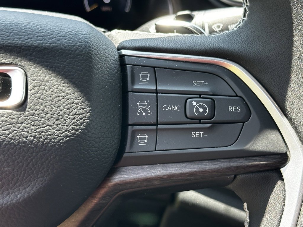 Used 2025 Jeep Grand Cherokee Limited w/ Luxury Tech Group II image 12