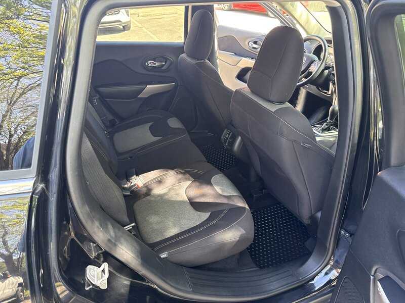 Used 2018 Jeep Cherokee Latitude w/ Cold Weather Group AWD/4WD image 19