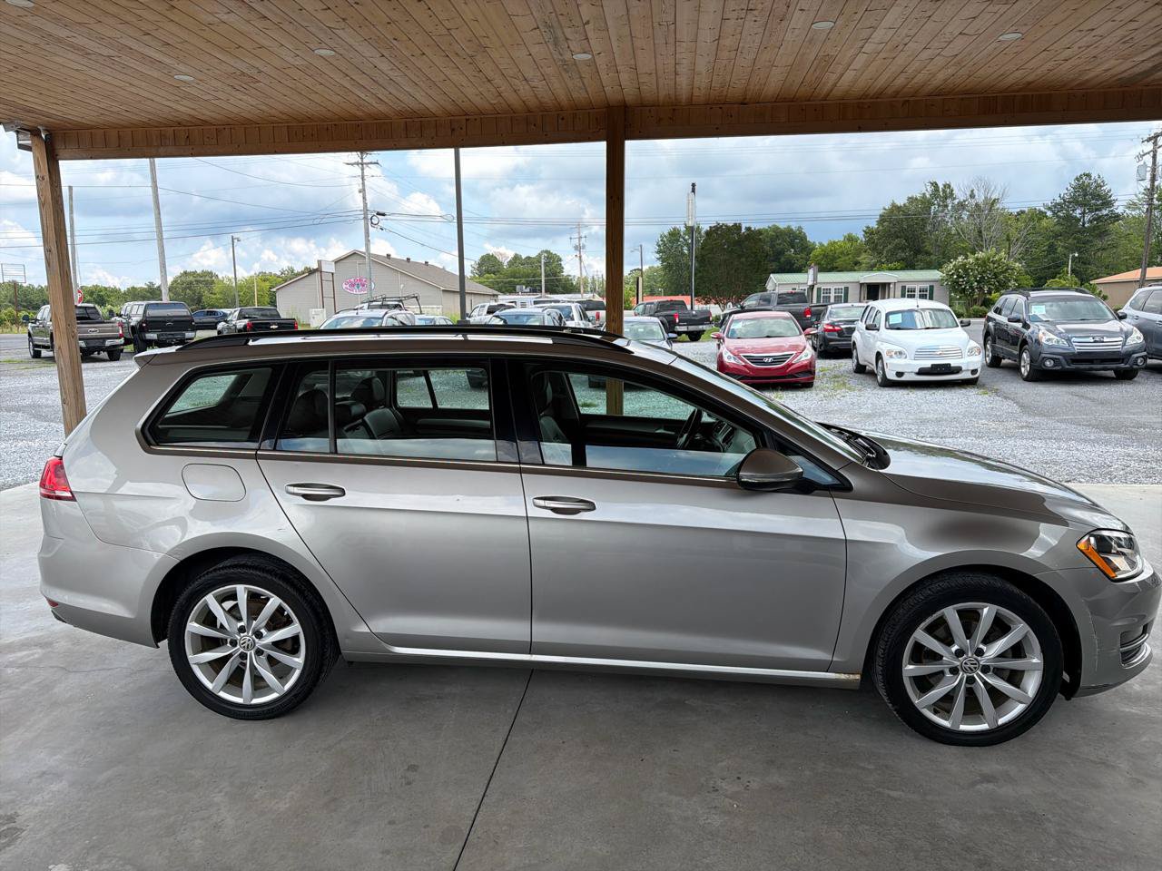 Used 2017 Volkswagen Golf SEL FWD image 6