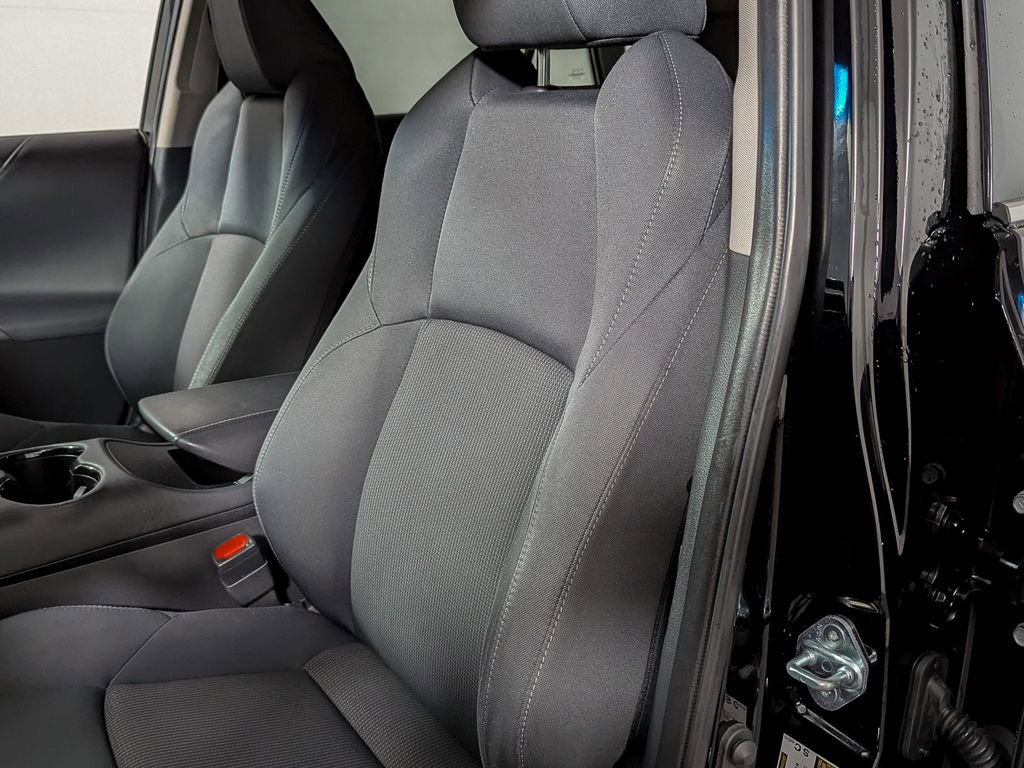 Used 2022 Toyota Venza LE image 17