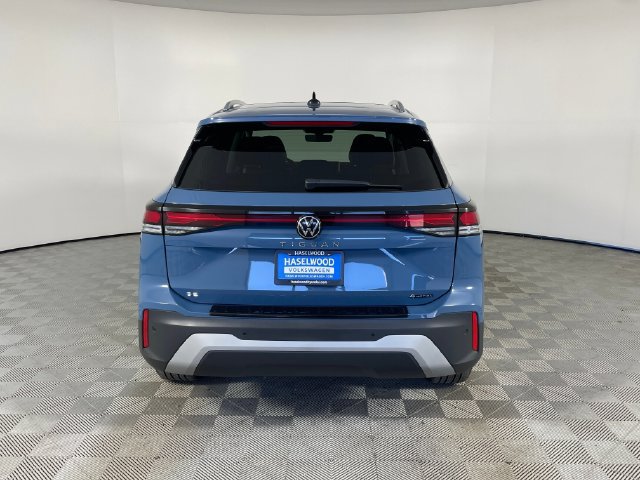 Used 2025 Volkswagen Tiguan SE AWD/4WD image 23