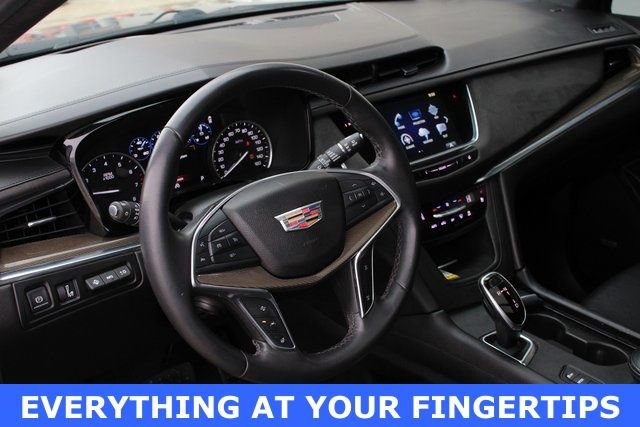 Used 2017 Cadillac XT5 Platinum image 2