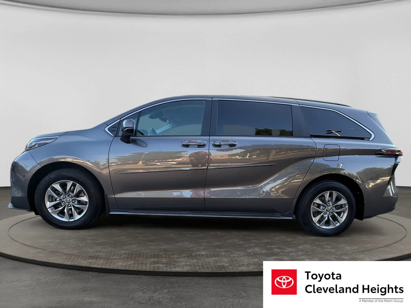 Used 2024 Toyota Sienna LE AWD/4WD image 8
