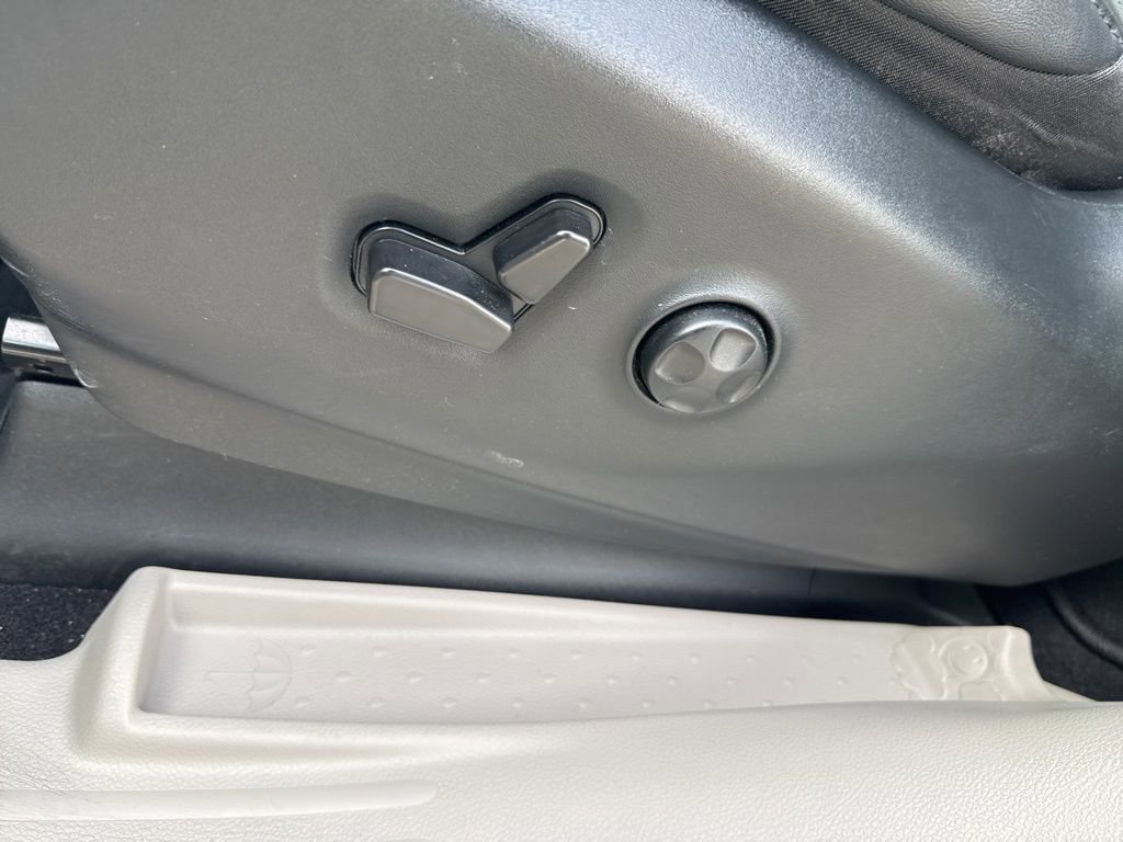 Used 2024 Chrysler Pacifica Touring-L image 26