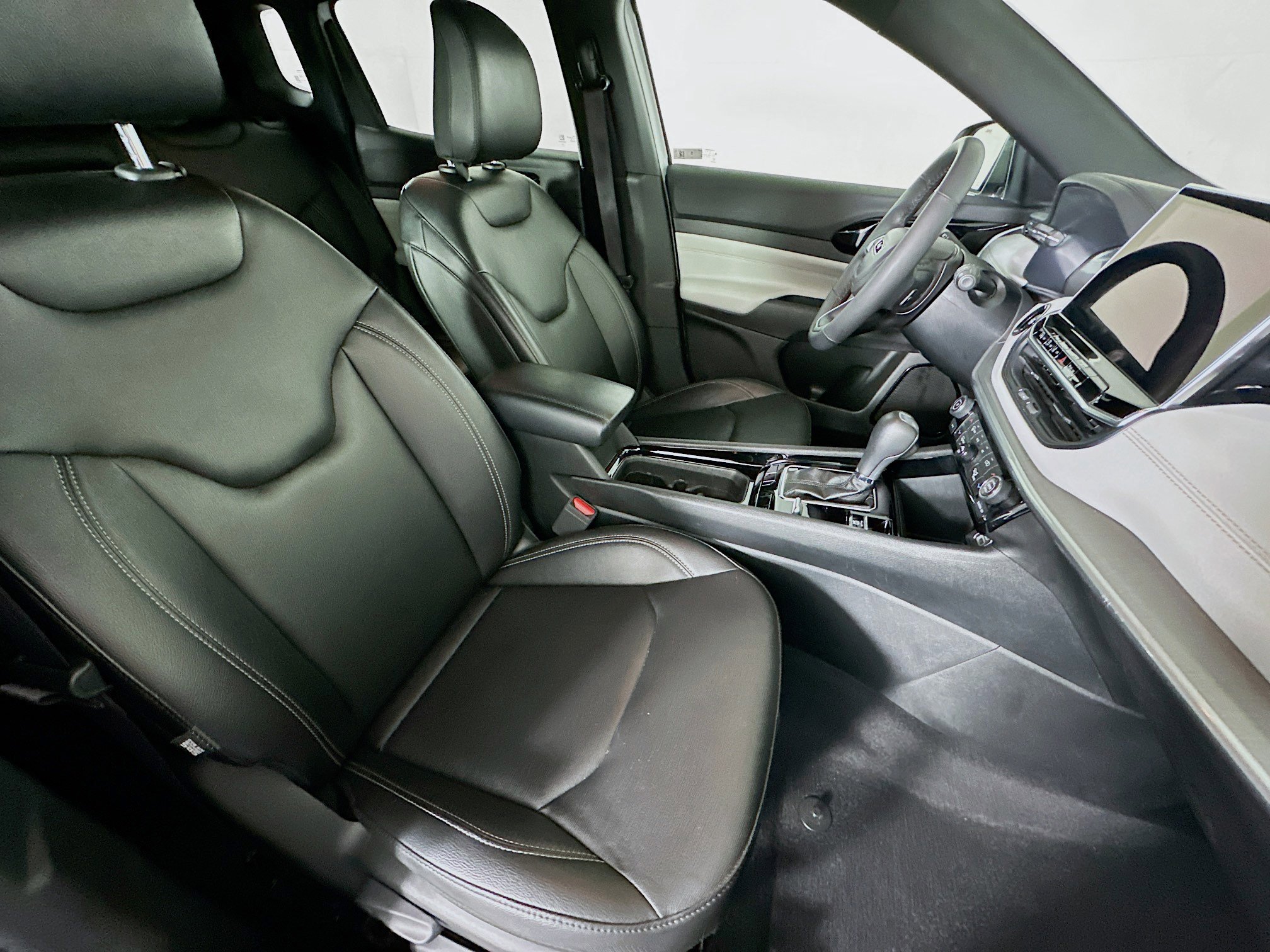 Used 2025 Jeep Compass Limited image 30