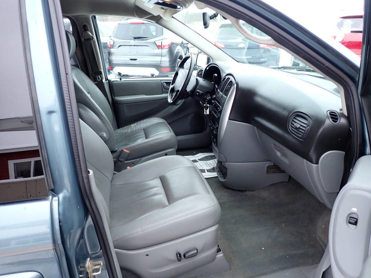 Used 2005 Chrysler Town & Country Touring w/ Luxury Group image 9