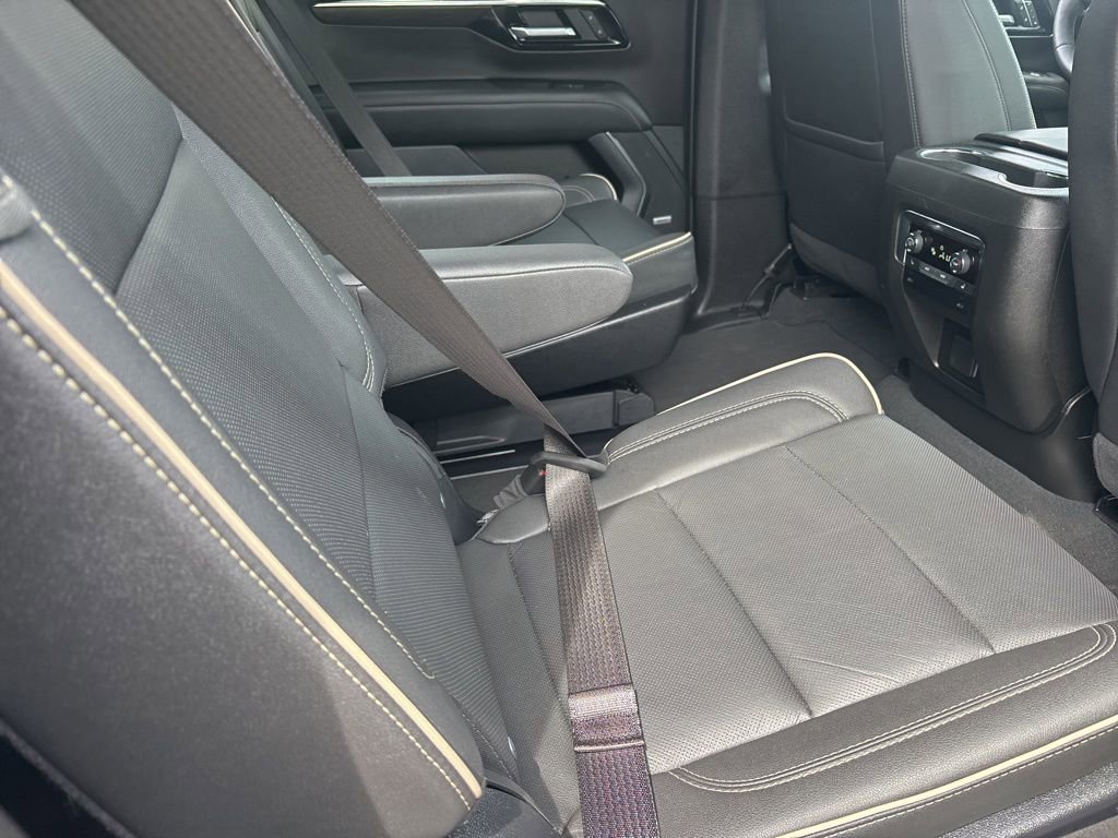 Used 2025 Chevrolet Suburban Premier RWD image 31
