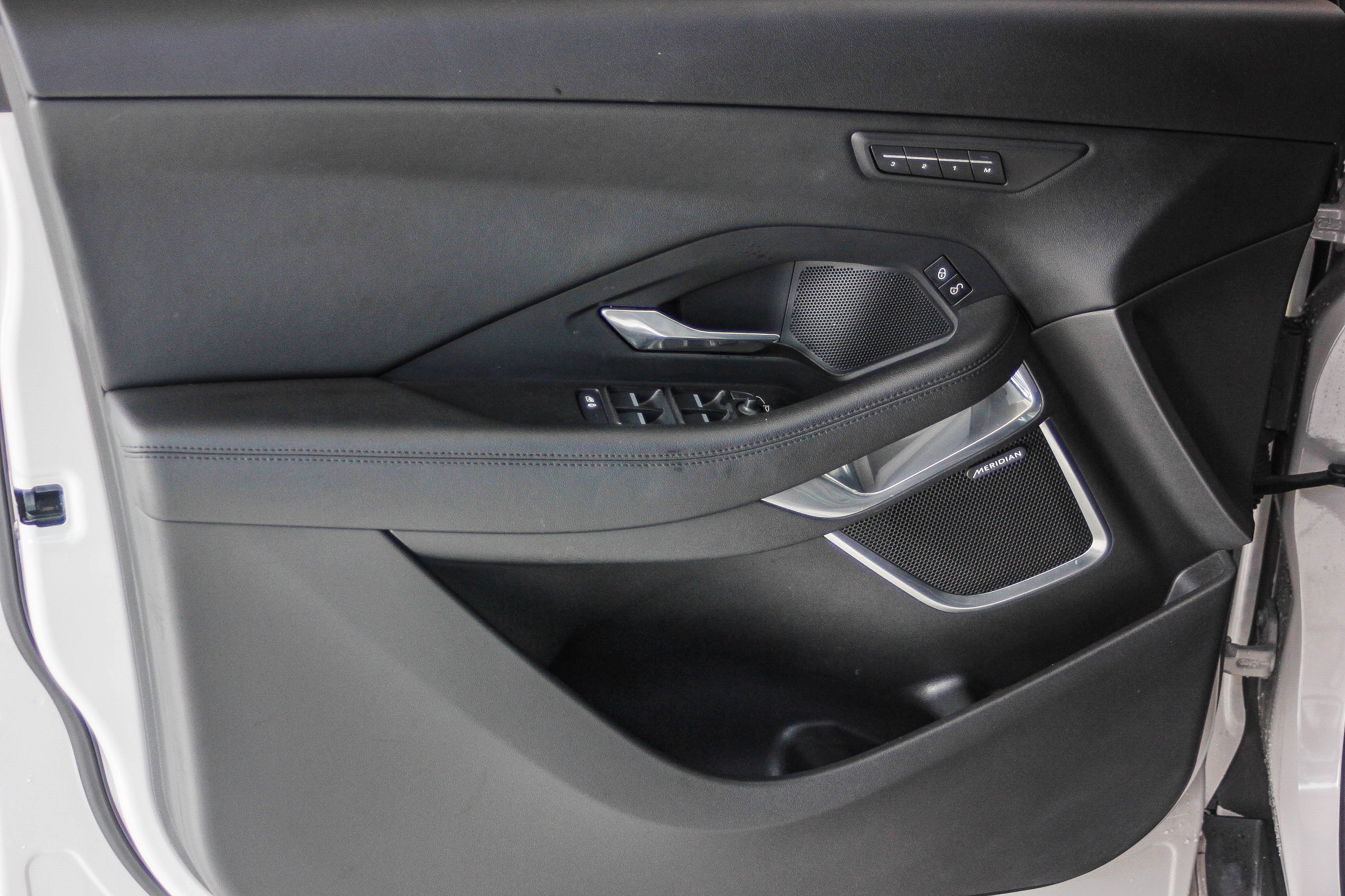 Used 2020 Jaguar E-PACE SE image 24