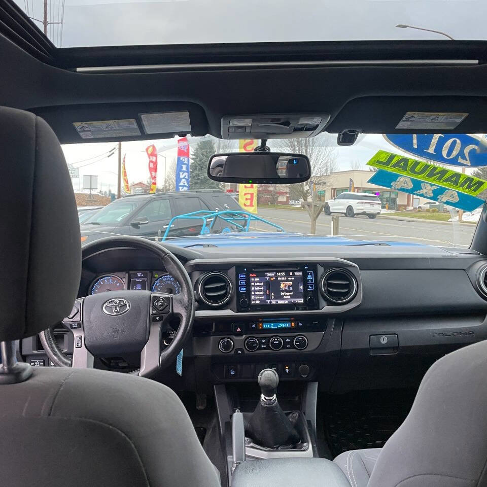 Used 2017 Toyota Tacoma TRD Sport image 12