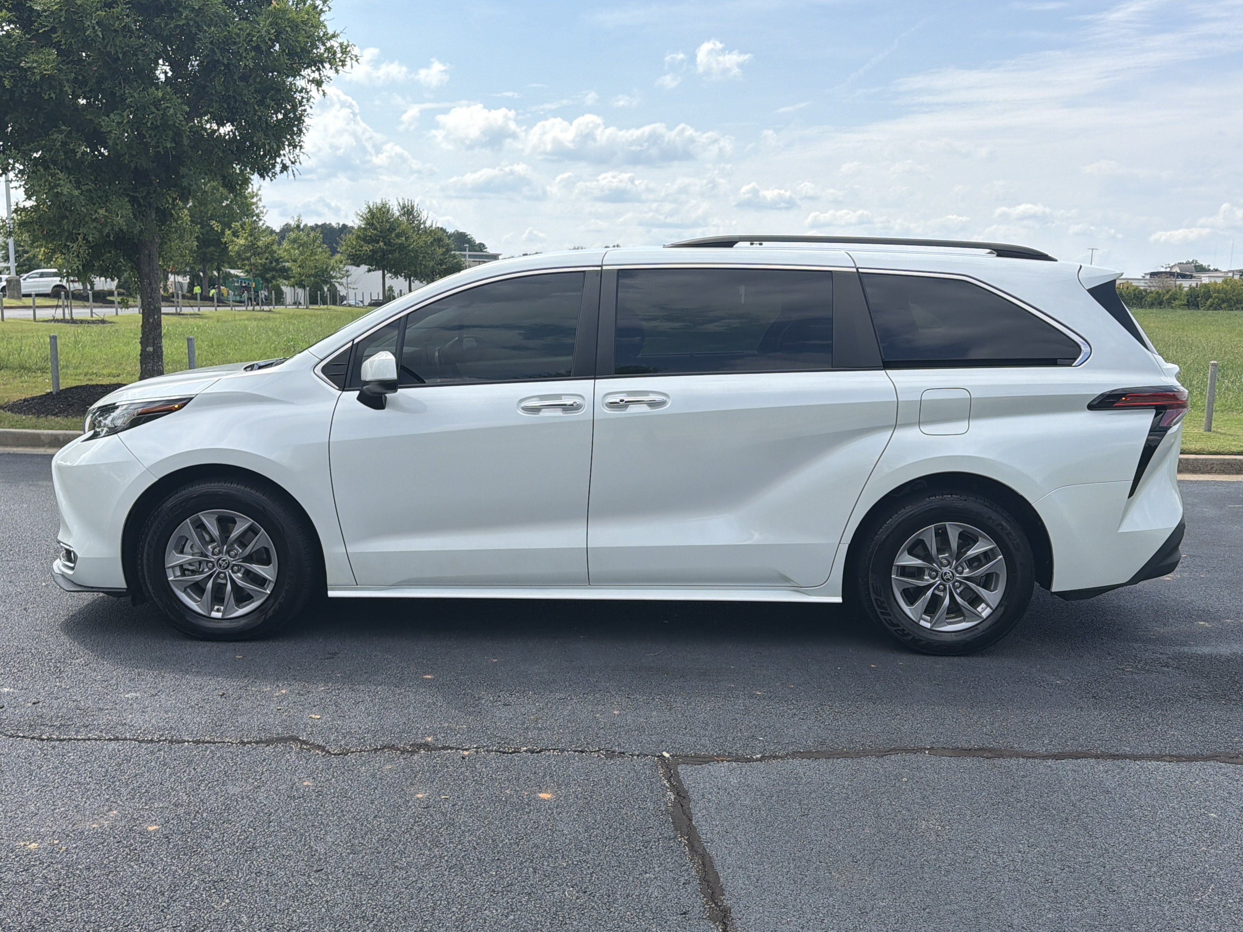 Used 2022 Toyota Sienna XLE FWD image 6