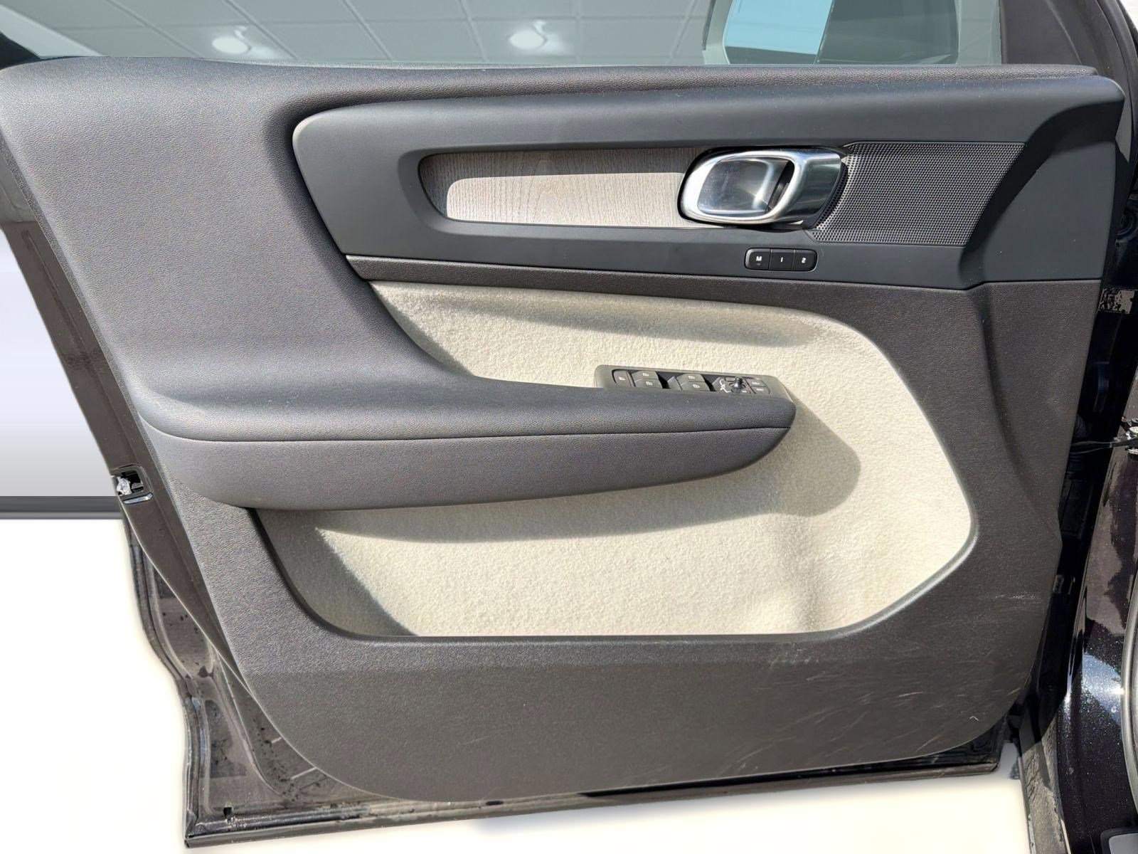 Used 2023 Volvo XC40 B5 Plus w/ Protection Package Premier image 21