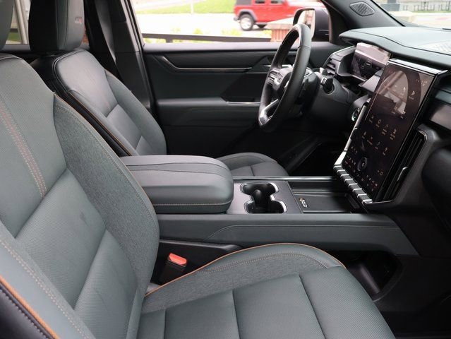 Used 2025 GMC Acadia AT4 w/ Super Cruise Package image 7