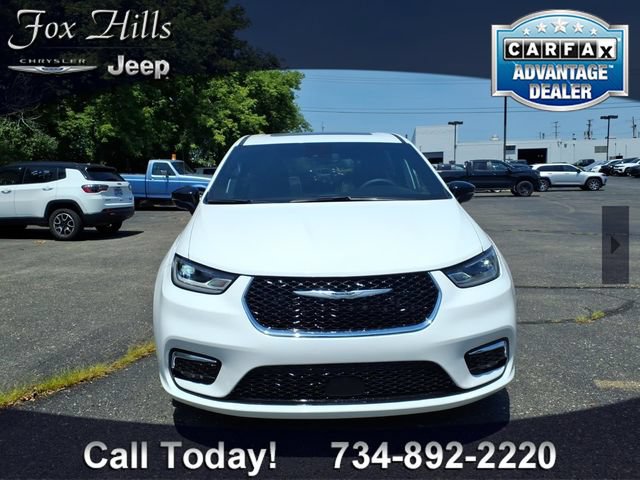 Used 2026 Chrysler Pacifica Limited FWD image 2