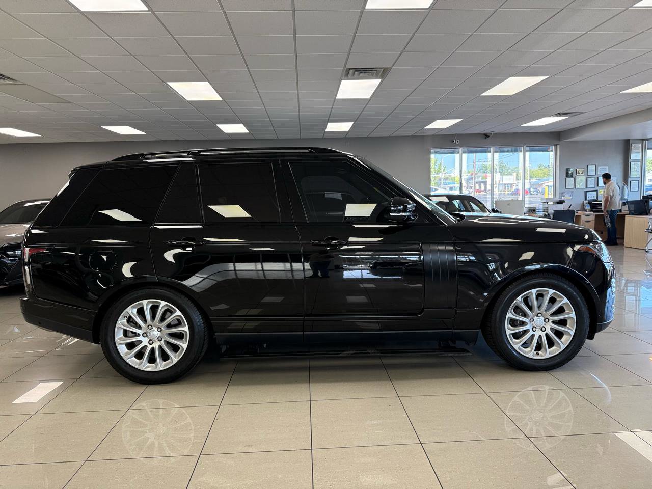 Used 2018 Land Rover Range Rover HSE AWD/4WD image 3