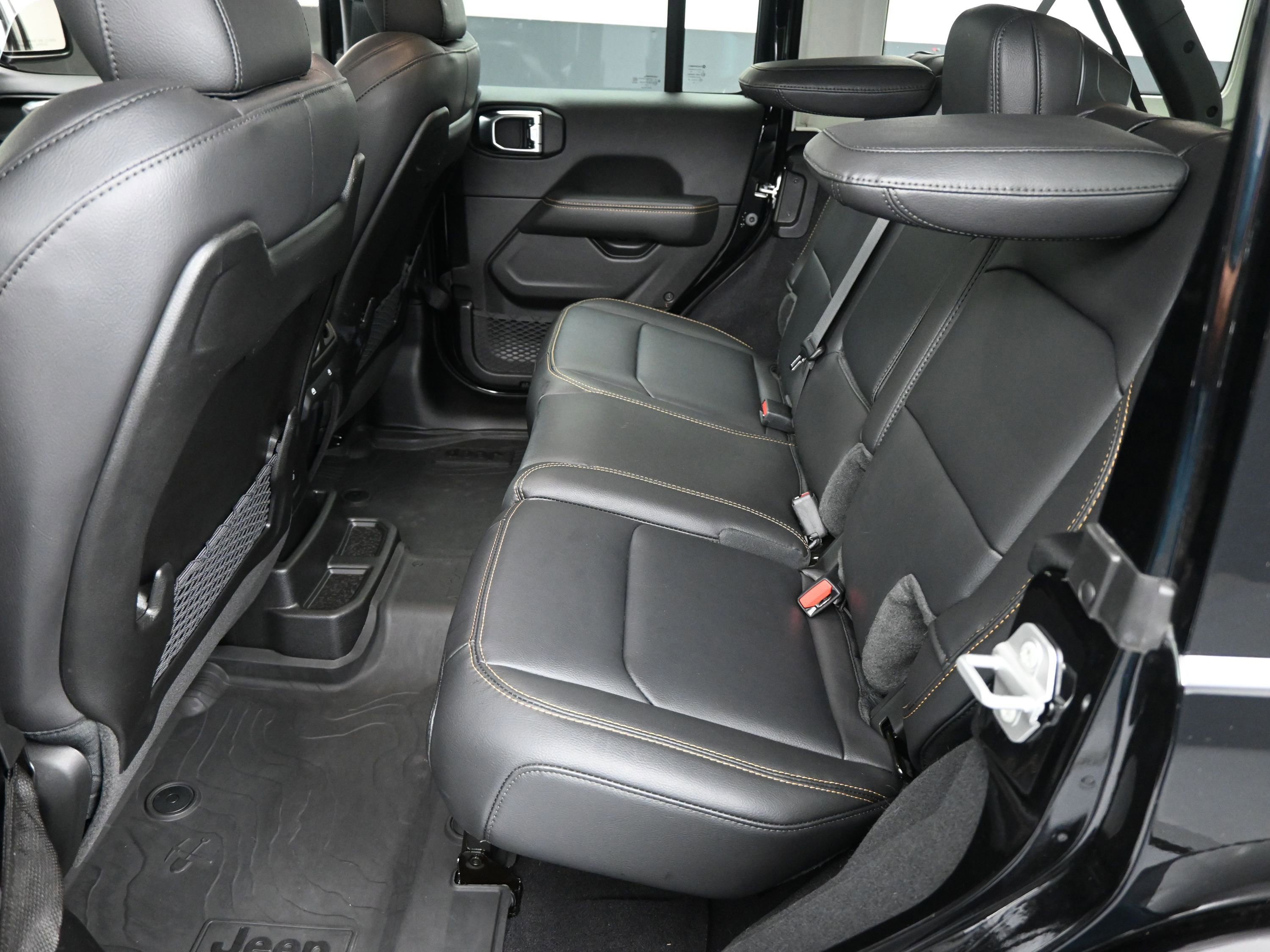 Used 2025 Jeep Wrangler Sahara image 6