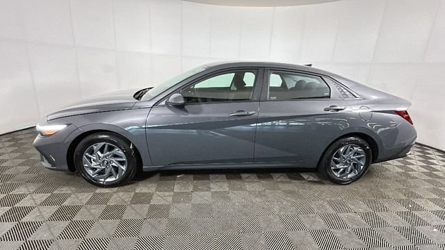 Used 2024 Hyundai Elantra SEL FWD image 5