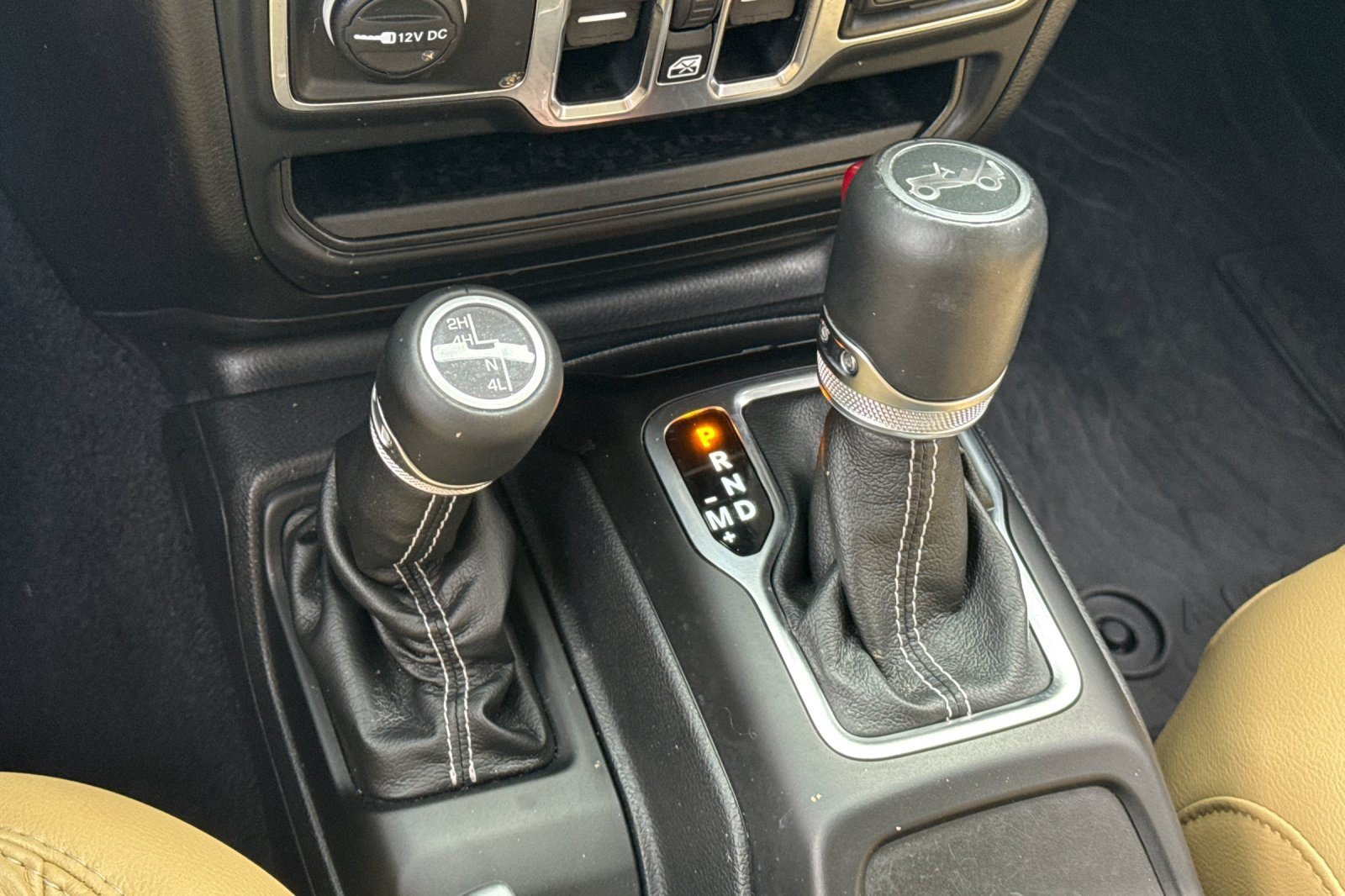 Used 2018 Jeep Wrangler Unlimited Sahara AWD/4WD image 18