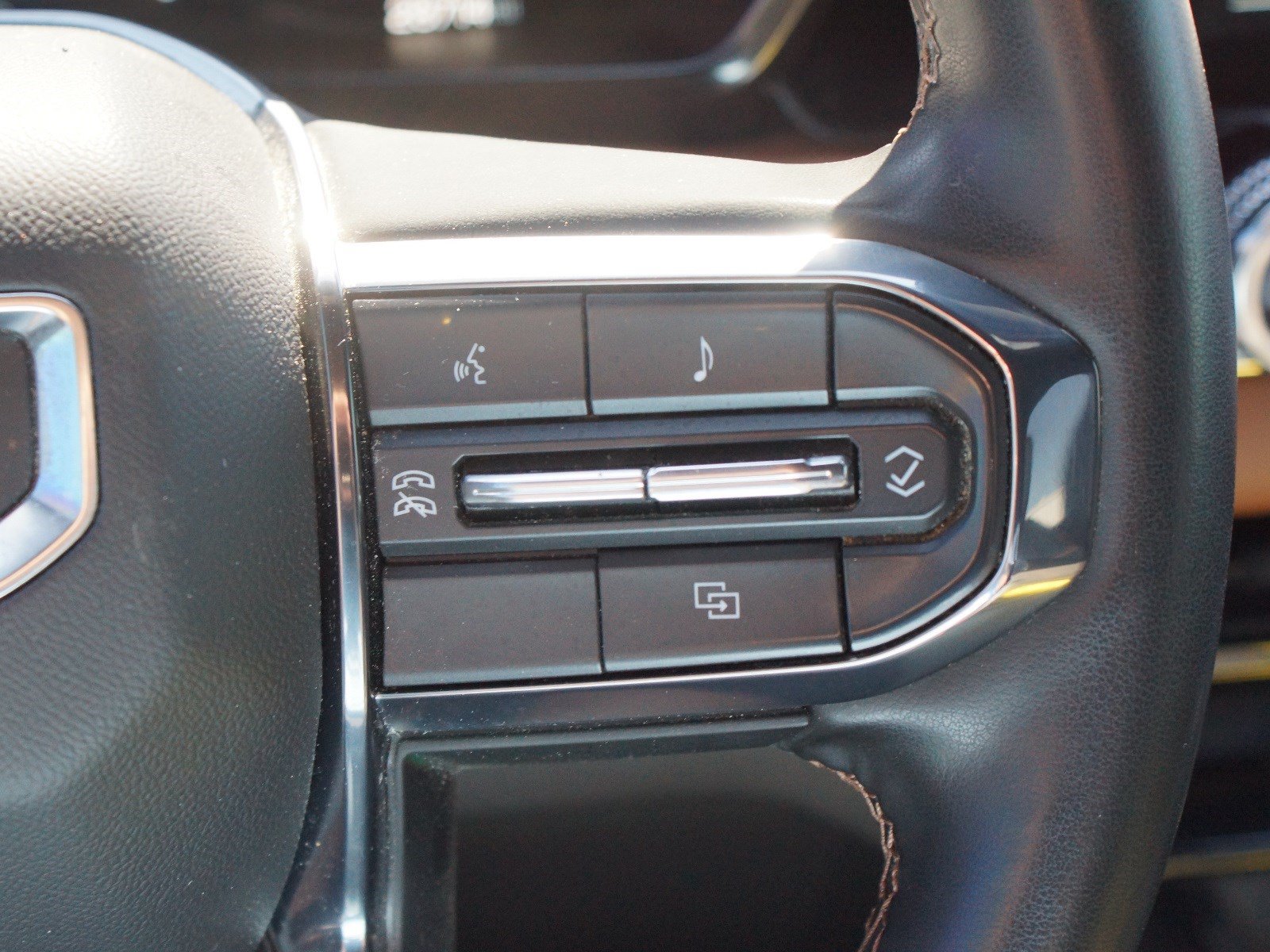 Used 2024 GMC Canyon AT4 w/ Canyon Safety Plus Package AWD/4WD image 10