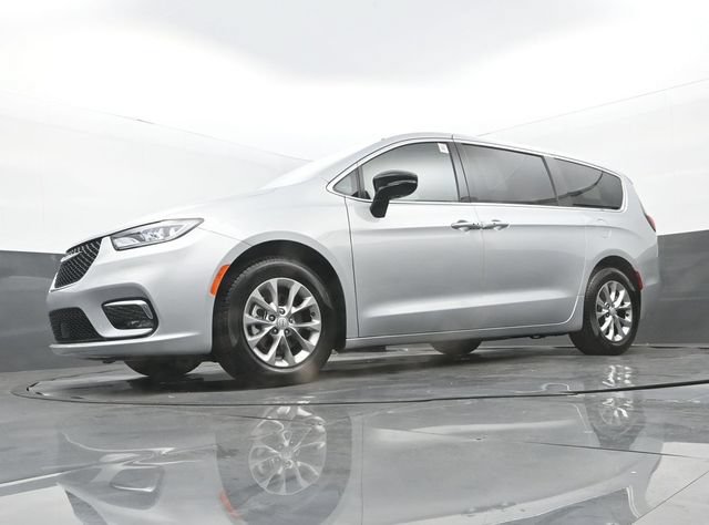 Used 2026 Chrysler Pacifica Limited FWD image 27