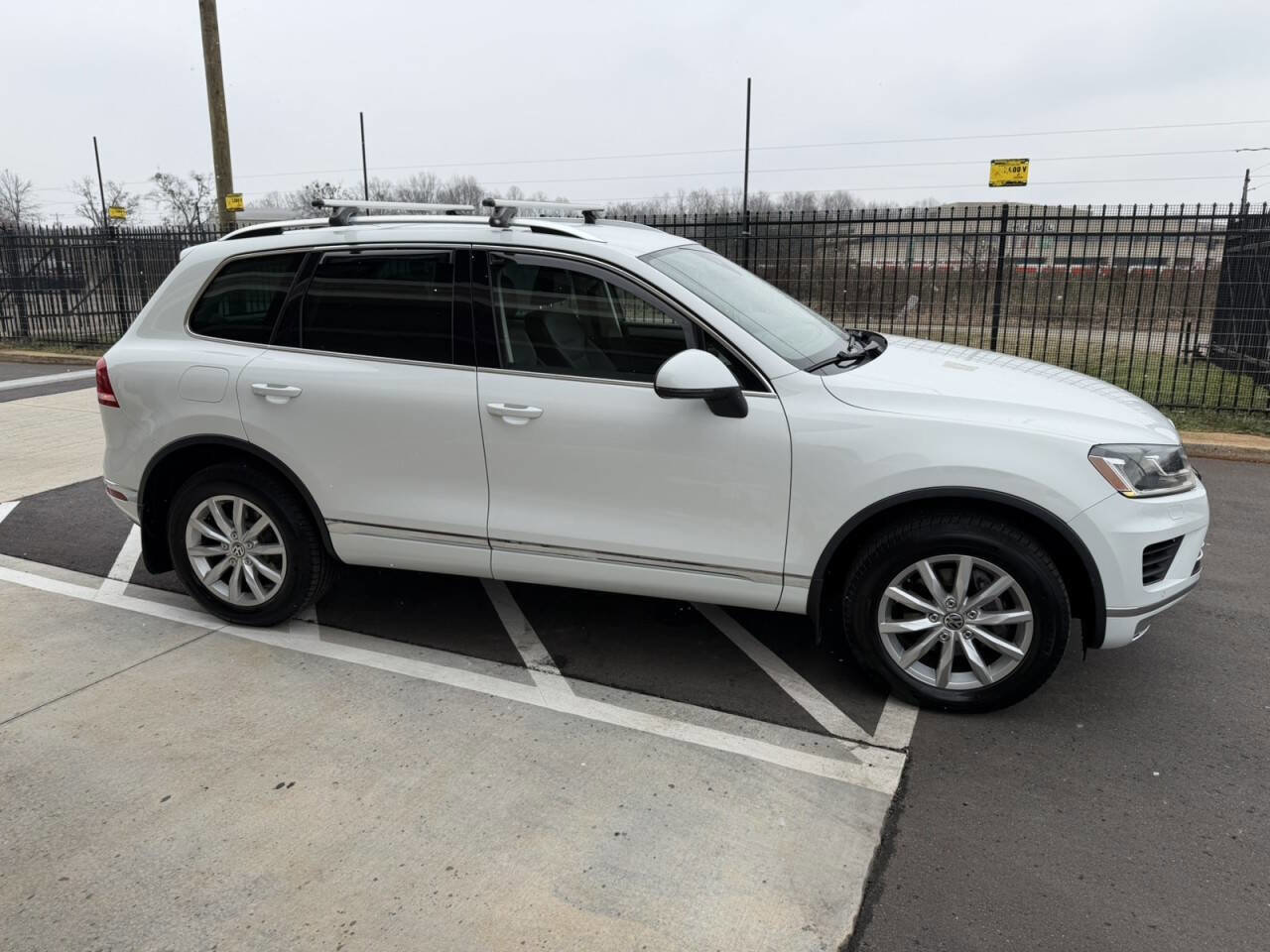 Used 2016 Volkswagen Touareg VR6 image 7