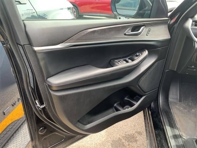 Used 2025 Jeep Grand Cherokee Limited RWD image 14