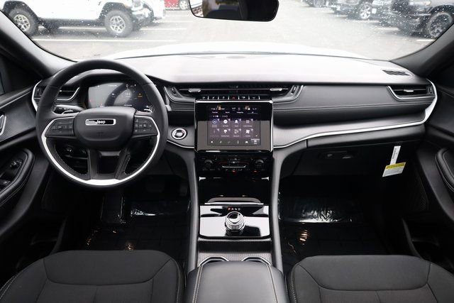 Used 2025 Jeep Grand Cherokee L Laredo w/ Luxury Tech Group I image 13